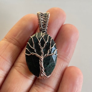 Levensboom Smaragd Koperdraad Gewikkeld Hanger Smaragd Edelsteen Handgemaakte Smaragd Hanger Ketting Sieraden