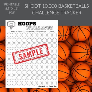 Puede incluir: Un rastreador de desafíos de baloncesto imprimible en PDF de 8,5" x 11" con un gráfico de muestra. El gráfico tiene 100 círculos para realizar un seguimiento del número de balones de baloncesto lanzados por día. La imagen de fondo es un montón de balones de baloncesto naranjas.