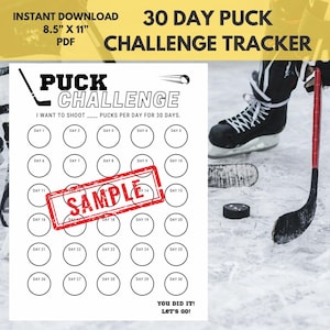 Puede incluir: Una hoja de seguimiento PDF blanca de 21,59 cm por 27,94 cm titulada PUCK CHALLENGE con un gráfico de palo de hockey, una línea para objetivos diarios y treinta círculos numerados para el progreso, con una marca de agua roja SAMPLE.