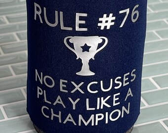 Regla 76 No hay excusas Juega como un campeón Cozie - regalo para ella - regalo para él - regalo de cumpleaños - porta cerveza - enfriador de latas - porta bebidas