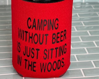 Acampar sin cerveza es simplemente sentarse en el bosque. Cozie: regalo para ella, regalo para él, cumpleaños, porta cerveza, enfriador de latas, verano