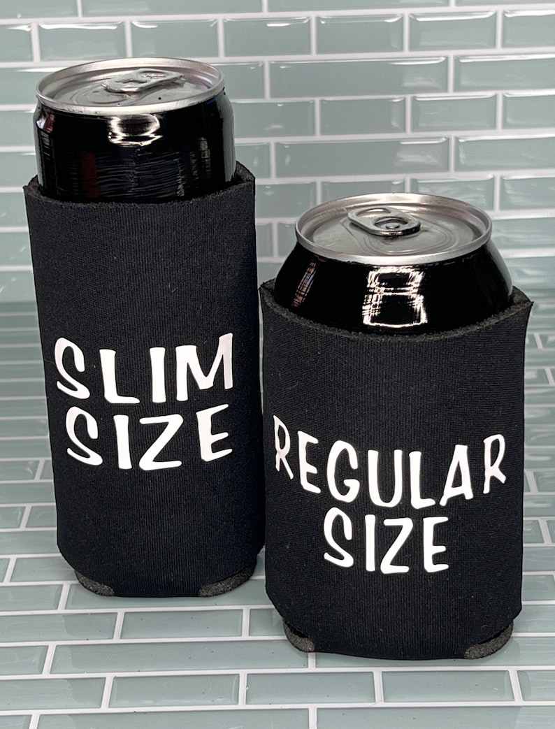 Puede incluir: Dos enfriadores de latas de neopreno negro. El enfriador de la izquierda tiene el texto "SLIM SIZE" impreso en blanco. El enfriador de la derecha tiene el texto "REGULAR SIZE" impreso en blanco.