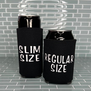 Puede incluir: Dos enfriadores de latas de neopreno negro con texto blanco. El enfriador de la izquierda dice "Slim Size" y el enfriador de la derecha dice "Regular Size".