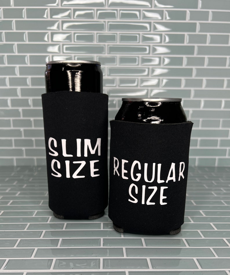 Puede incluir: Dos enfriadores de latas de neopreno negro con texto blanco. El enfriador de la izquierda dice "Slim Size" y el enfriador de la derecha dice "Regular Size".
