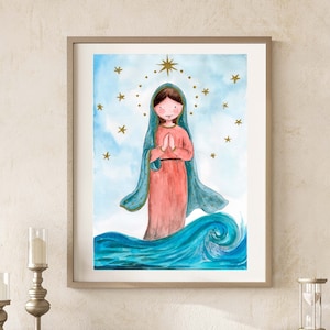 Op de afbeelding: Een aquarel schilderij van een vrouw die op een golf staat met een blauwe mantel en een gouden ster boven haar hoofd. De achtergrond is een lichtblauwe lucht met gouden sterren.