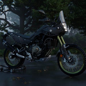 Può includere: Motocicletta Yamaha nera con la scritta "TENERE". Presenta un parabrezza, una sella nera e dettagli gialli su forcelle e ruote. La moto è parcheggiata su una strada bagnata.