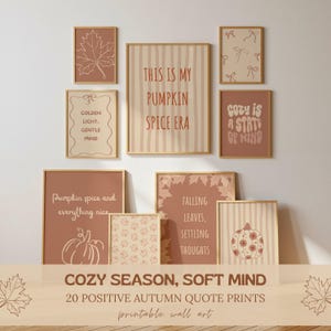 Könnte beinhalten: Eine Sammlung von neun gerahmten Wandbildern in Terrakotta- und Cremetönen mit herbstlichen Illustrationen von Kürbissen, Blättern und Schleifen sowie Zitaten wie "This is my pumpkin spice era" und "Cozy is a state of mind."
