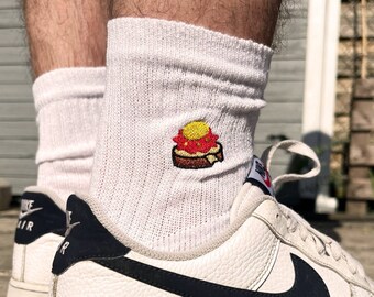 Tennissocken bestickt mit einem Erdbeermarmeladenbrot mit Honig