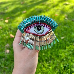 Handgestickte Evil Eye Brosche mit Träne: Schutzengel für Muttertag, Geburtstage & Geschenke