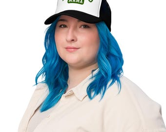 Könnte beinhalten: Eine schwarz-weiße Trucker-Kappe mit einem grün gestickten Aufnäher, auf dem "BADASS MAMA" steht. Die Kappe wird von einer Person mit blauen Haaren getragen.