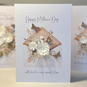 Tarjeta del Día de la Madre, hecha a mano con flores en 3D, mariposas doradas, perlas, gemas y cinta de organza color crema. Tarjeta especial para el Día de la Madre, tarjeta para mamá