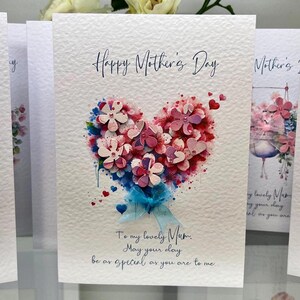 Biglietto fatto a mano per la festa della mamma, biglietto per la festa della mamma. Cuore di fiori di ciliegio con cuori 3D, fiori, gemme e nastro blu, biglietto per la festa della mamma con versetto