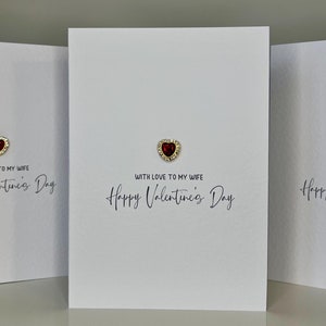 Een moderne valentijnskaart voor vrouw, luxe valentijnskaart, valentijnskaart voor vrouw, eenvoudig versierd met een rood hart met juwelen