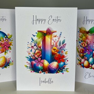 Een kleurrijke paaseikaart. Elke naam, eerste kaart. Handgemaakte paaskaart met 3D-bloemen, regenbooglint en edelstenen. Gepersonaliseerde paaskaart