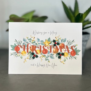 Tarjeta navideña tradicional, tarjeta navideña con acebo 3D, tarjeta navideña con gemas y perlas, tarjeta navideña roja y dorada, tarjeta navideña