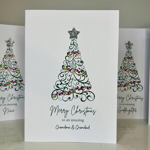 Carte de Noël grand-mère et grand-père. Carte de Noël faite main. Carte de Noël simple avec arbre de Noël, étoile scintillante 3D et pierres précieuses. Grands-parents