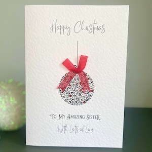 TARJETA DE NAVIDAD PARA HERMANA, Adorno navideño - Decorado a mano con gemas brillantes y lazo rojo, Tarjeta de Navidad para hermana, Tarjeta navideña contemporánea