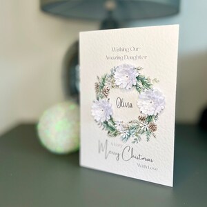 Tarjeta de Navidad personalizada con corona de flores 3D, gemas y perlas plateadas, hecha a mano para hija. Tarjeta de Navidad con nombre, cualquier nombre, cualquier relación.
