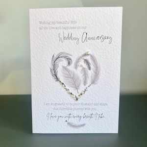 Tarjeta de aniversario de bodas para esposa, hecha a mano con gemas y perlas brillantes, con un corazón de plumas.