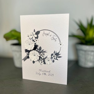 Monochrome Hochzeitskarte, Monochrome Hochzeitskarte, Weiße Blumen Gemme & Schwarzes Band, Luxus Hochzeitskarte, Schlichte Hochzeitskarte