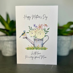Tarjeta para el Día de la Madre hecha a mano. A mamá le encanta la jardinería. Tarjeta para el Día de la Madre con flores y gemas. Tarjeta de lujo para el Día de la Madre. Tarjeta especial para el Día de la Madre.