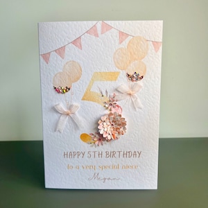 Biglietto di auguri per il 5° compleanno della nipote fatto a mano, biglietto di auguri personalizzato per il 5° compleanno della nipote con gemme, perle e fiocchi, biglietto di auguri per qualsiasi età e relazione con il nome.