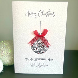 Weihnachtskarte für Mama mit einer Weihnachtskugel - Hand verziert mit funkelnden Edelsteinen und roter Schleife, Weihnachtskarte für Mama, zeitgenössische Mama Weihnachtskarte