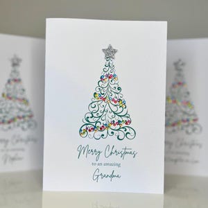Carte de Noël de grand-mère. Carte de Noël faite main. Carte de Noël simple avec arbre de Noël, étoile scintillante 3D et pierres précieuses. Grand-mère, grand-mère, grand-mère