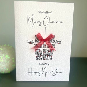 Kerstbal kerstkaart, handgemaakte kerstkaart kerstbal sprankelende zilveren en rode edelstenen en rode strik, moderne kerstkaart,