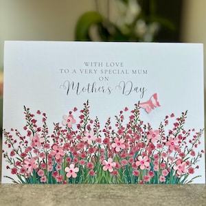 Eine hübsche Muttertagskarte, hübsche rosa Blumenkarte, handgemachte Muttertagskarte, wilde Blumen verziert mit 3d rosa Blumen & Schmetterling.