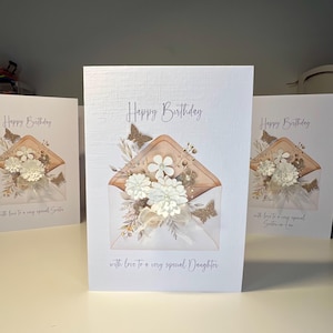 Carte d'anniversaire fille, faite main avec des fleurs 3D, des papillons dorés, des pierres précieuses et un noeud crème, carte fille de tout âge, carte personnalisée, ajouter le nom
