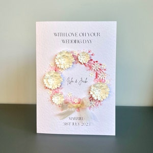 Personalisierte Sommerhochzeitskarte, handgemachte rosa Kranzhochzeitskarte mit cremefarbenen 3D-Blumen & Perlen, Luxushochzeitskarte,