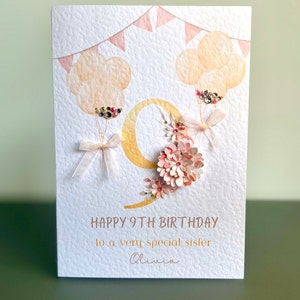 Tarjeta personalizada para el noveno cumpleaños de tu hermana. Tarjeta hecha a mano para el noveno cumpleaños de tu hermana con gemas, perlas y lazos. Tarjeta de cumpleaños para cualquier edad, nombre y relación.