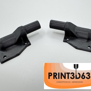 Könnte beinhalten: Zwei schwarze 3D-gedruckte Halterungen. Jede Halterung hat eine rechteckige Basis mit drei Löchern und einen gebogenen Arm, der sich von der Basis erstreckt. Die Halterungen sind für die Montage oder Unterstützung konzipiert. Das Bild enthält den Text "PRINT3D63 CONCEPTION 3D - IMPRESSION".