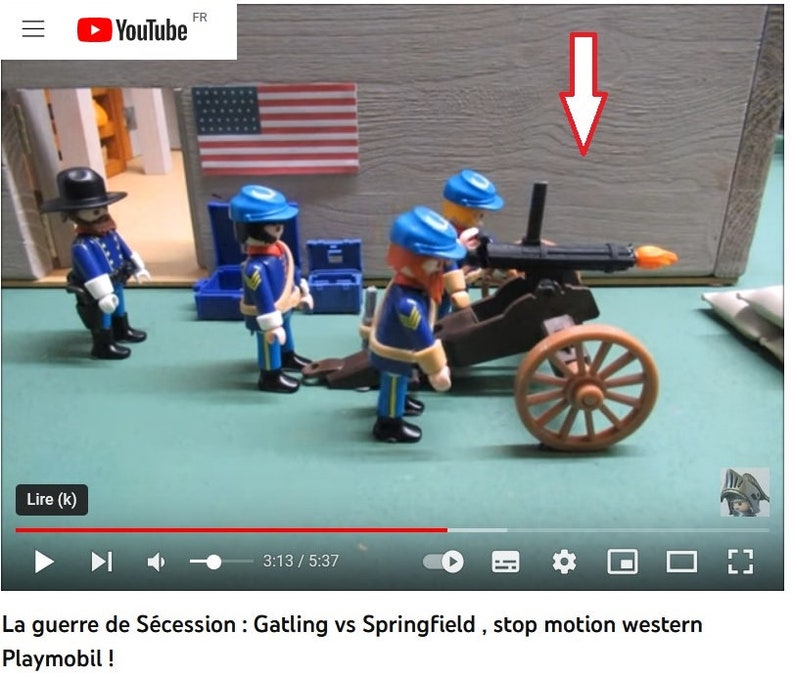 Puede incluir: Una captura de pantalla de un video de YouTube que muestra una escena de western en stop motion con figuras de Playmobil. La escena representa un ca&ntilde;&oacute;n Gatling disparado por soldados de la Uni&oacute;n. El t&iacute;tulo del video es "La guerre de S&eacute;cession: Gatling vs Springfield, stop motion western Playmobil!"