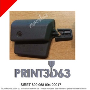 Puede incluir: Una pieza de automóvil de plástico negro con una base rectangular y una parte superior curvada. La pieza tiene un pequeño agujero circular y una pestaña rota. El texto "PRINT3D63" es visible. La imagen también incluye el texto "SIRET 899 968 994 00017".