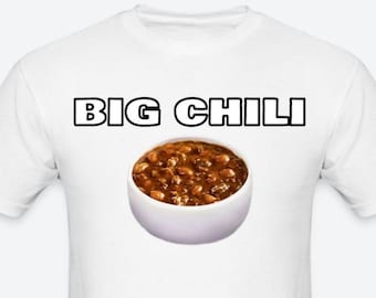 Puede incluir: Camiseta blanca con el texto "BIG CHILI" en letras negras y un tazón blanco de chili encima del texto.
