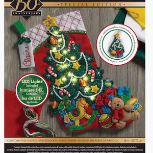 Puede incluir: Un kit de calcetín navideño Bucilla edición especial 150 aniversario con un calcetín de fieltro rojo, un árbol de Navidad verde, luces LED, un oso de peluche, un caballito de juguete y regalos. Incluye un adorno extra y mide 45,72 cm.