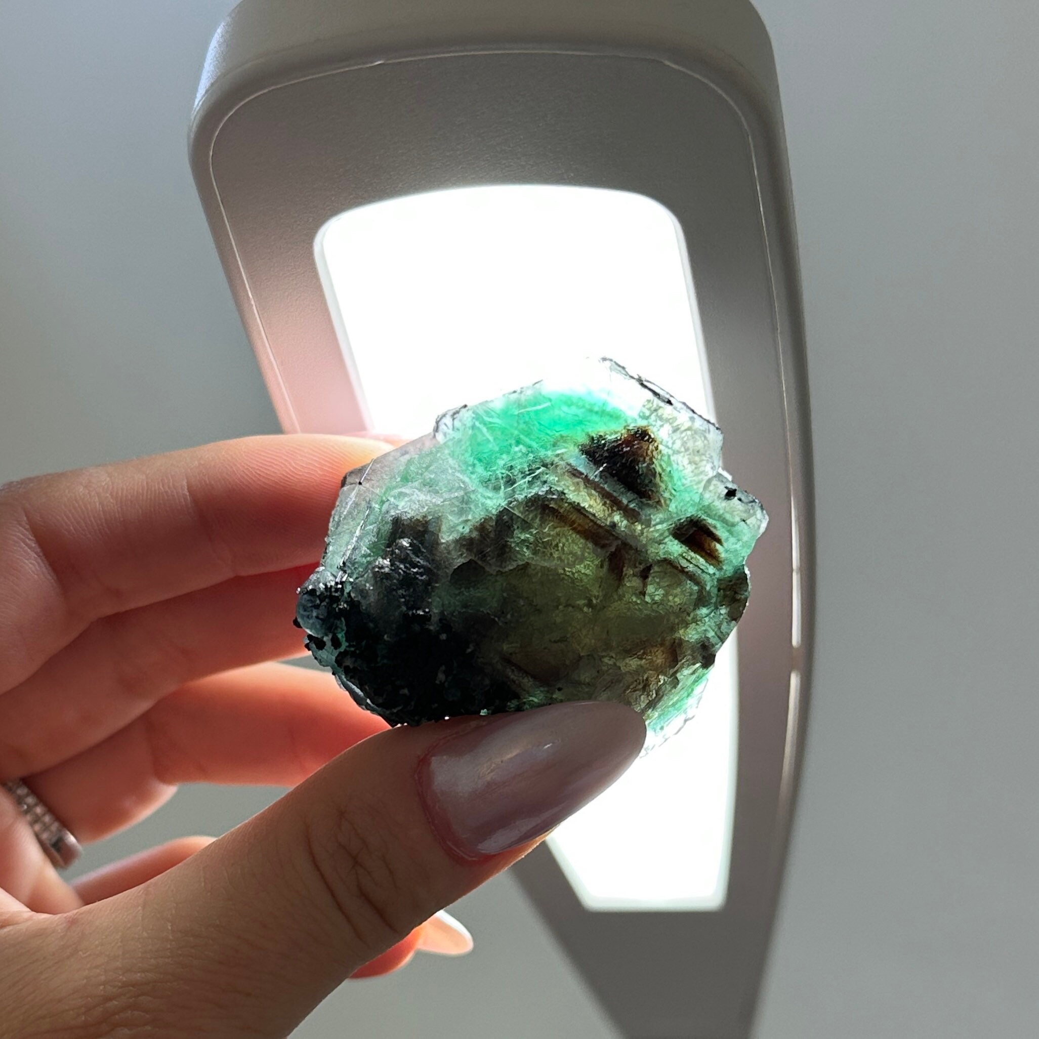 ナミビア、エロンゴ産のブラックトルマリン入りフローライト - Etsy 日本