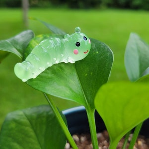Magnetic plant safe Glow Worm Caterpillar pin. Sits on plant leaves secured by plant safe magnets.  For bigger Leafy Plants.  Plant pet