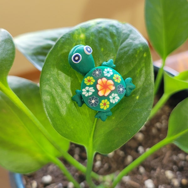 Magnetic plant safe Baby painted Turtle pins. Sits on plant leaves secured by plant safe magnets.  For Leafy Plants.  For plant lovers!