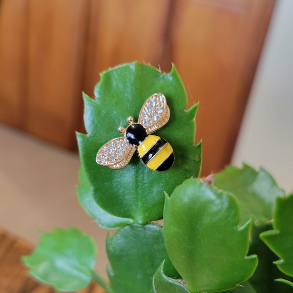 Beautiful Rhinstone Bumblebee Honey bee Plant magnet pin, secures to leaf with plant safe magnet. Classy accessory for plants.