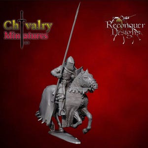 Op de afbeelding: Een grijze miniatuur van een ridder te paard, met een lans. De ridder is gekleed in harnas en het paard is versierd met maliënkolder. De afbeelding bevat de tekst "Chivalry Miniatures 3D" en "Reconquer Designs" op een rode achtergrond.