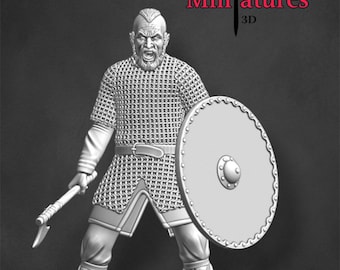 Könnte beinhalten: Eine 3D-gedruckte Miniatur eines Wikingerkriegers, der eine Kettenhemdrüstung trägt und eine Axt und einen runden Schild hält. Die Miniatur ist in Grau bemalt. Der Text "Chivalry Miniatures 3D" ist im Hintergrund sichtbar.