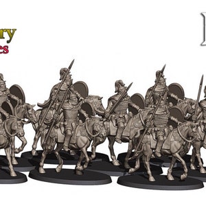 Puede incluir: Un conjunto de diez figuras en miniatura impresas en 3D de guerreros montados, cada uno con una lanza y un escudo. Las figuras están pintadas en gris y están dispuestas en formación de batalla. Las figuras son de la línea Chivalry Miniatures 3D.
