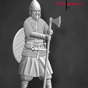 Puede incluir: Una figura en miniatura de plástico blanco de un guerrero medieval con armadura de malla, casco y sosteniendo un hacha y un escudo. La figura está de pie sobre un fondo gris. El texto "Chivalry Miniatures 3D" es visible en la esquina superior derecha de la imagen.