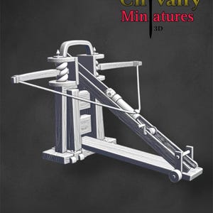 Może przedstawiać: Biały, trójwymiarowy model drukowany średniowiecznej broni oblężniczej, trebuchet, z drewnianą ramą i długim ramieniem. Model znajduje się na czarnym tle. Tekst "Chivalry Miniatures 3D" jest widoczny w prawym górnym rogu obrazu.
