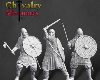 Könnte beinhalten: Drei 3D-gedruckte Miniaturfiguren von Wikingerkriegern, jede mit einem Schwert und einem Schild. Die Figuren tragen Kettenhemden und Helme mit gehörnten Kämmen. Die Figuren sind in Kampfstellung.