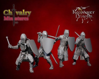 Könnte beinhalten: Vier graue Plastik-Miniaturfiguren von mittelalterlichen Rittern in Kettenhemden, die Schwerter und Schilde halten. Die Figuren sind in Kampfstellung. Die Figuren sind Teil eines Sets namens "Chivalry Miniatures 3D" von Reconquer Designs.