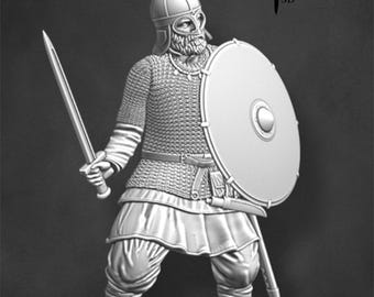 Könnte beinhalten: Eine 3D-gedruckte Miniatur eines Wikingerkriegers, der eine Kettenhemdrüstung, einen Helm trägt und ein Schwert und einen Schild hält. Die Miniatur ist in Grau bemalt.